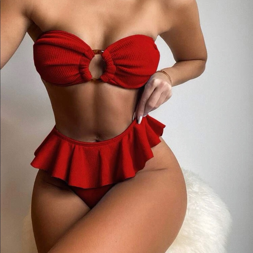 Never worn bathing suit (model in picture). Reminds me of Marilyn Monroe